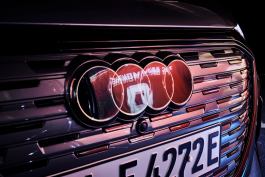 Goretzka's shirt reflected in the Audi logo 